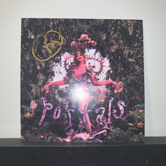 Melanie Martinez Signed Cd card - Picture 2 of 2